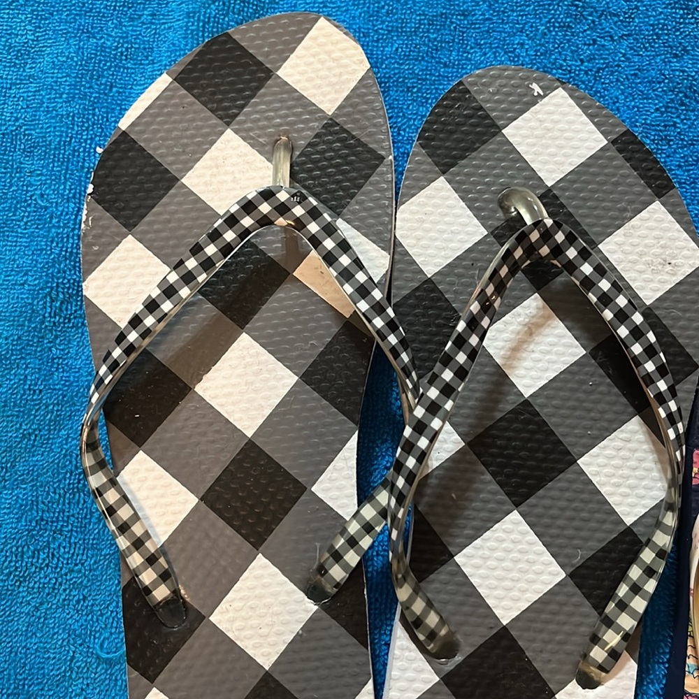 5 Pairs of Flip Flops - Picture 12 of 13